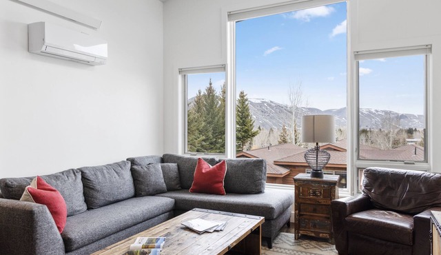 Outpost: King Ridge 6 Penthouse - AC & Hot Tub!