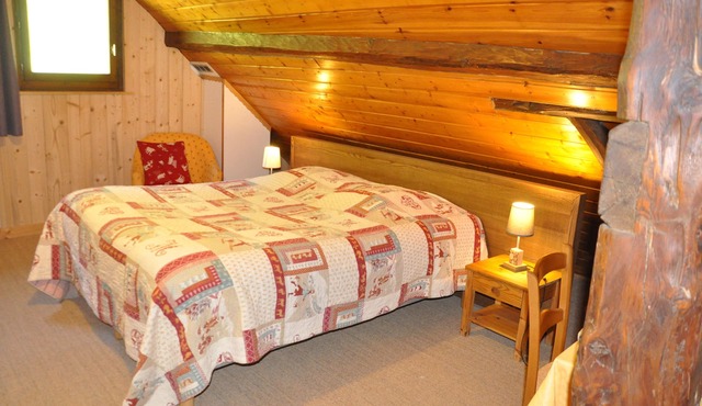 Outrechenais barn with wolves