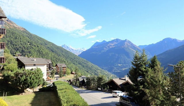 Outside: 2-room flat with south-facing balcony with view of the Matterhorn. Foldable terrace furnitu