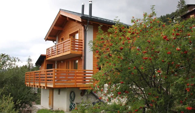 Outside: 4-person chalet with balcony, terrace with garden furniture, breathtaking views of the Val