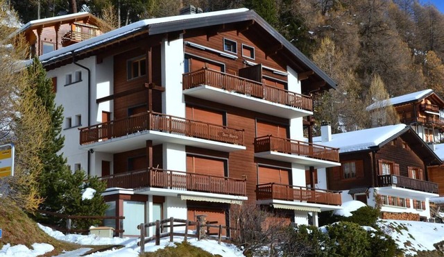 Outside: apartment in Chandolin, for 2-4 people, on the ground floor of a building, terrace with fur