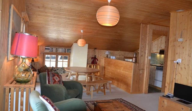 Outside : attic flat on the 2nd flooor of a chalet, for 2-4 persons, access from the "route du funic