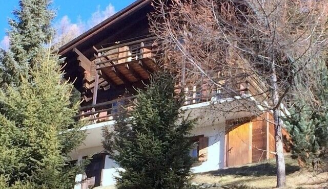 Outside: chalet for 7 people in the heights of St-Luc, terrace with garden furniture -Interior: appr