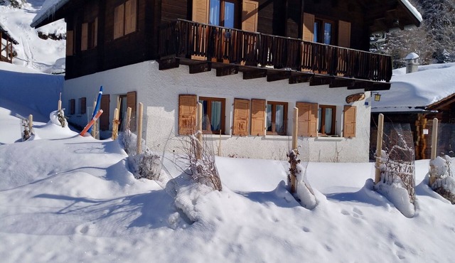 Outside : Chalet of about 132m2, for 10 persons, with garden and garden furniture -Interior: living