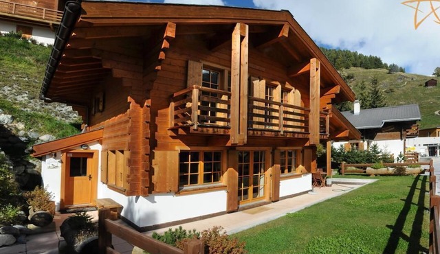 Outside: Family cottage for 6 people, balcony, semi-covered terrace with furniture, garden, beautifu