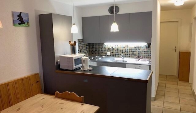 Outside : flat on the 1st floor of the apartment house with a large south terrace (85sqm), for 6 per