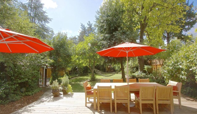 Outside Inn-Newly Renovated, Open Layout, Large Yard, Walk to Beach, Spa, Kayaks