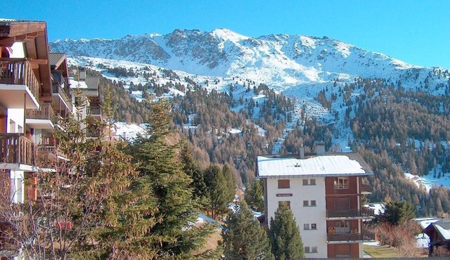 Outside : Living on the 3rd floor of an apartment house, in Chandolin, for 2-4 persons, balcony with