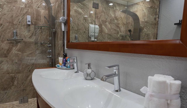 Outside Lovers!3bedr/4bath, completely fence