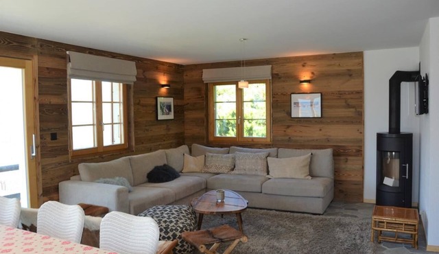 Outside: Spacious chalet on 3 floors, sleeps 8, beautiful panoramic view, 2 minutes from the bus sto