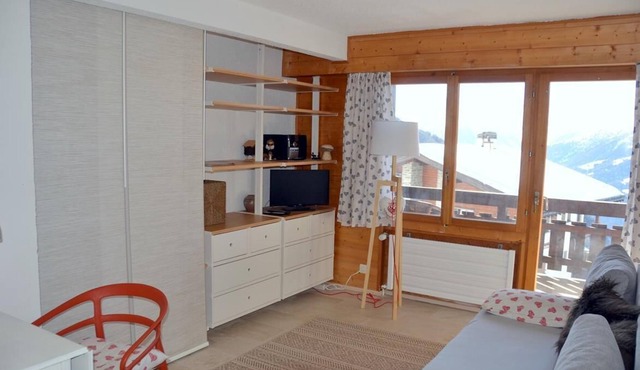 Outside : studio in Chandolin, for 1-2 persons, on the 2nd floor of an apartment house, elevator, s