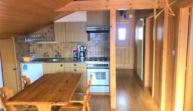 Outside : three-room attic flat in a chalet, for 4 persons, south-west -Inside : 60 sqm, living, di