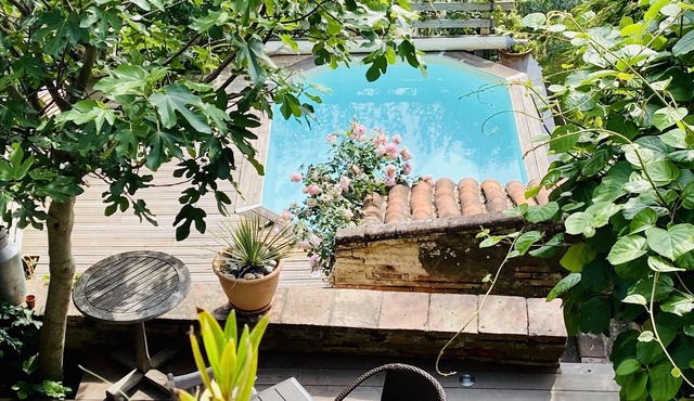 Outstanding! Atypical townhouse in the heart of town with swimming pool and garden