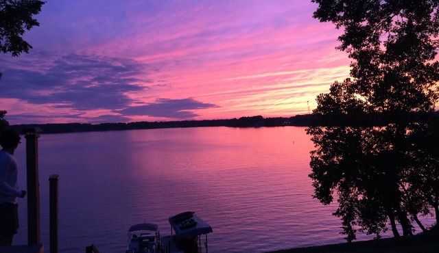 Outstanding Cabin on Lake Milton ~ Unbelievable Sunsets ~ Private Beach!