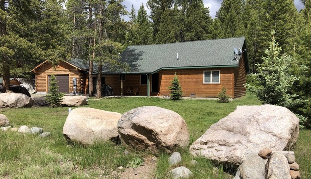 Outstanding Crandall Cabin minutes from Yellowstone, ready for your adventure!