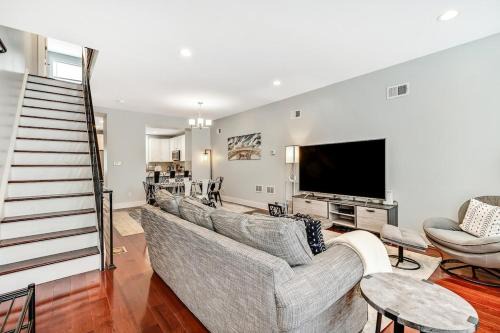 Outstanding Home Relaxing Rooftop with Patio & Grill