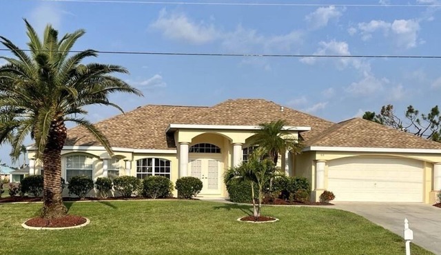 Outstanding Luxury Lakeside 4 Bed Home Electric Heated Pool