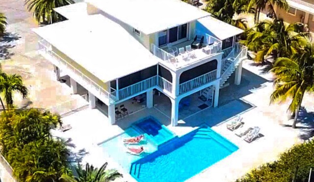 Outstanding pool and outdoor area 5 minute walk to beach!