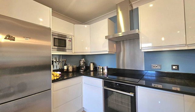 Outstanding Riverside 1-bed flat by the Thames in private residential