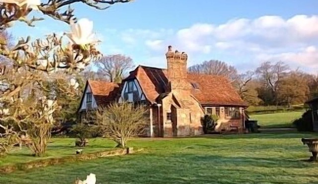 Outstanding Self Catering Cottage With Beautiful Gardens