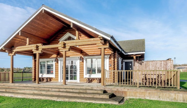 Outstanding, spacious and contemporary two storey lodge.