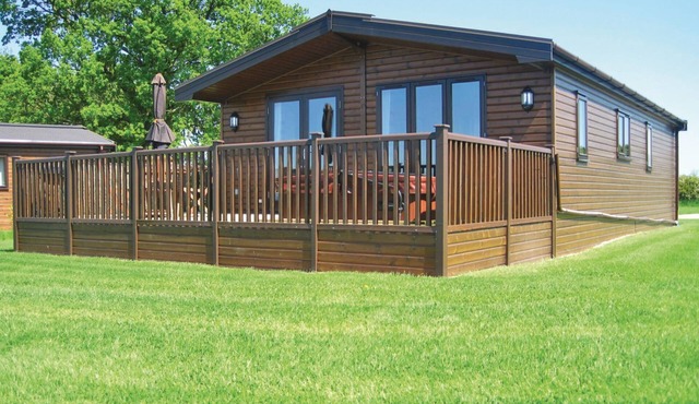 Outstanding, stylish lodge with one master double with ensuite shower and one twin.