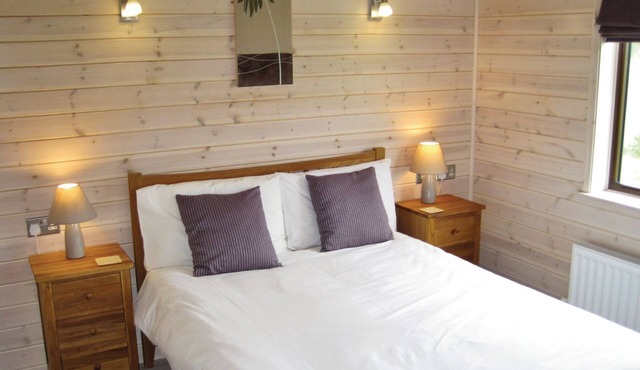 Outstanding, stylish lodge with one master double with ensuite shower and two twin.