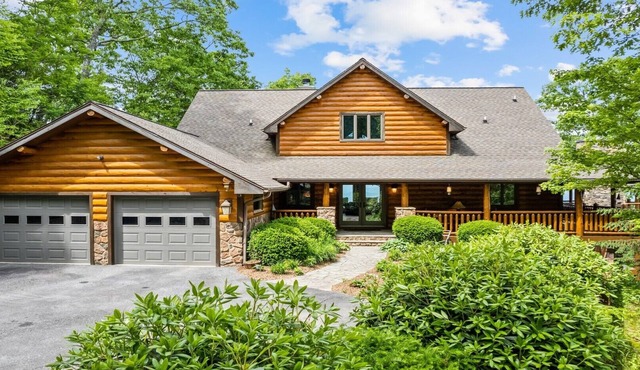 Outstanding Views! 5BR/4.5 BA/Sleeps 14, Hot-Tub, Pool Table!