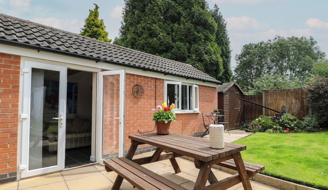 OUZI'S PLACE, pet friendly, with a garden in Shepshed
