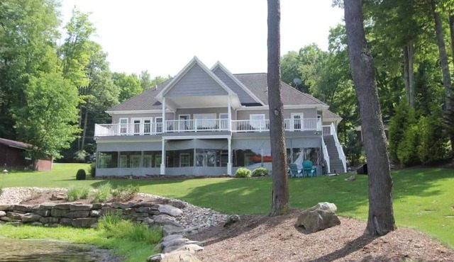 Over 4800+ sqft. Lakefront Retreat-Sleeps 13