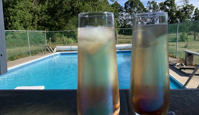 Over the Rainbow Farm - heated pool, 12 acres, 7 bedrooms, close to PEC