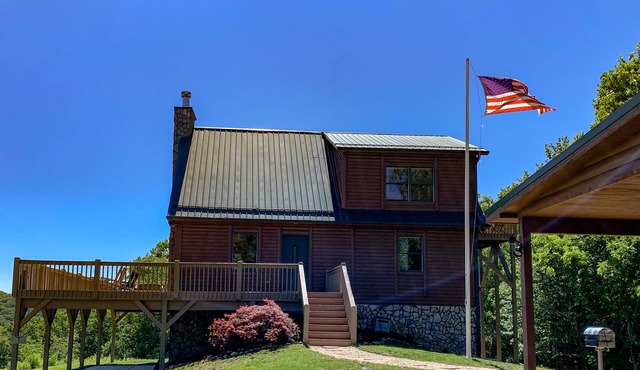 Over the River -4BR/3BA Fire Pit, Gas F/P, Large Decks, Overlooking New River