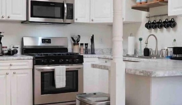 Over the Top - Entire Apartment In Thomas