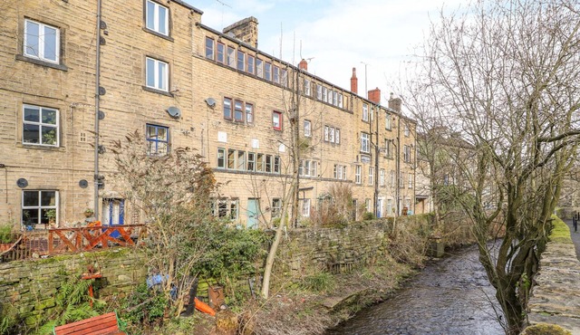 OVER-UNDER COTTAGE, pet friendly in Holmfirth