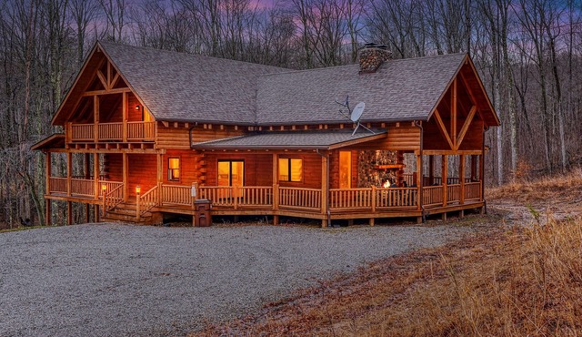 Overbrook Lodge, 5 bedrooms, 4.5 baths, Sleeps 16 and Two miles to Rock House