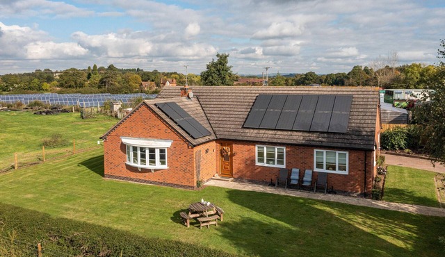 OVERBROOK, pet friendly, with open fire in Droitwich Spa