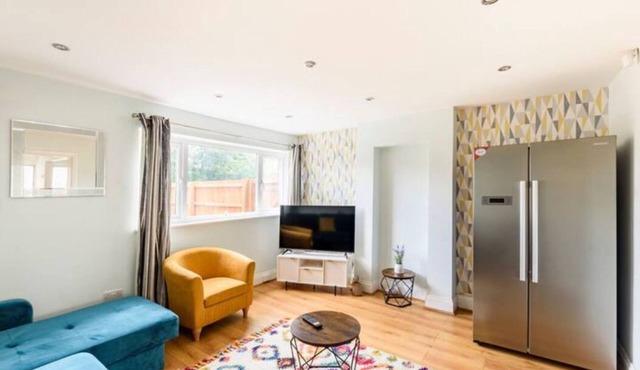 Overbury Lodge, Birmingham B31 with FREE Parking