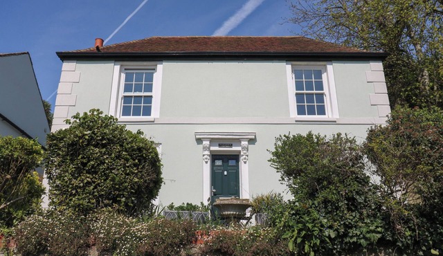 OVERCHURCH, pet friendly, character holiday cottage in Hythe