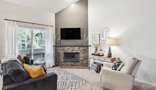Overland Park Condo, Close to Lakes & Parks!