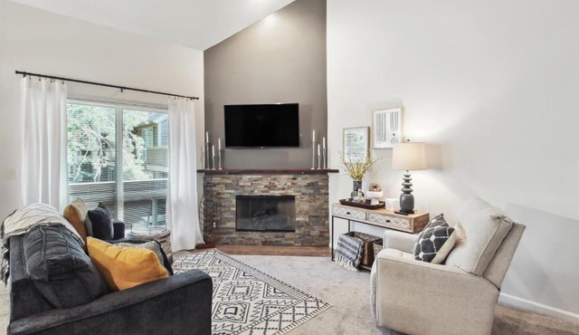 Overland Park Condo, Close to Lakes and Parks!