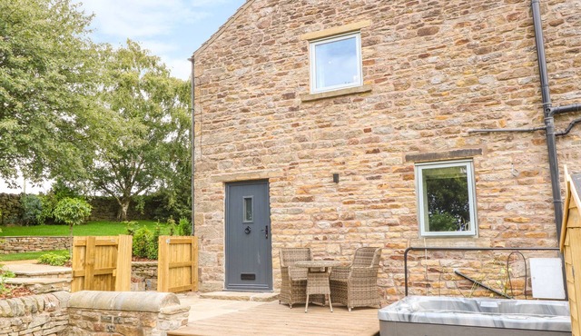 OVERLEA BARN, romantic, luxury holiday cottage in Hayfield