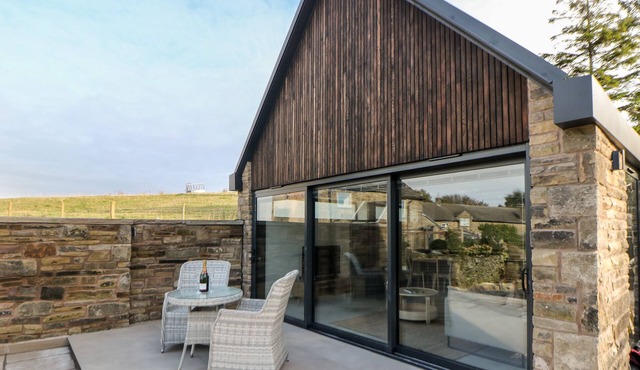 OVERLEA COACH HOUSE, romantic, luxury holiday cottage in Hayfield