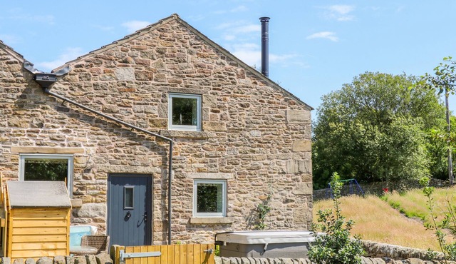 OVERLEA COWSHED, romantic, character holiday cottage in Hayfield