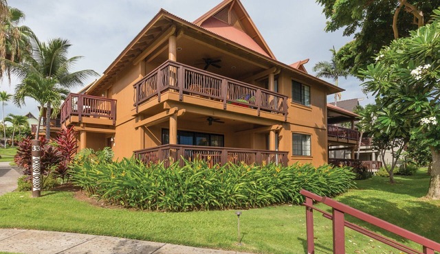 Overlook Kahalu'u Bay in our Spacious Seaside paradise with access to pools/hot tubs