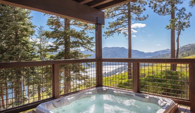 Overlook Lake View Lodge by Tahoe Getaways- Dog Friendly, HOA, Donner Lake Views + Hot Tub