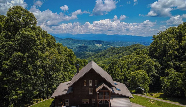 Overlook Mountain Retreat | Million Dollar Views, Fire Pit and Hot Tub!