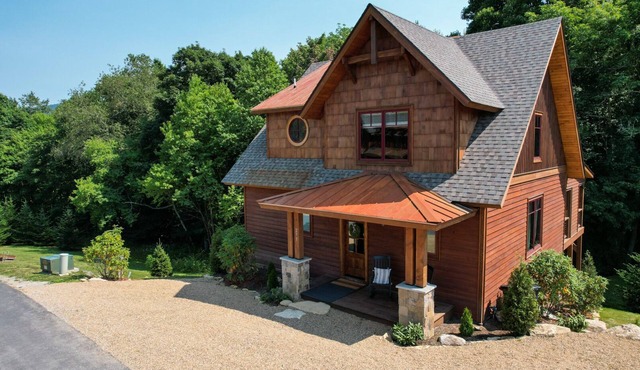 Overlook Nook at Eagles Nest - Custom home with hot tub and short walk to Eagles Nest Winery!