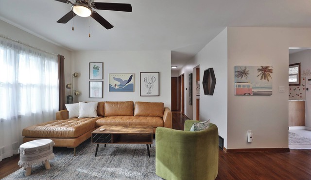 Overlook - Private Hot Tub! King bed in Ranch Home