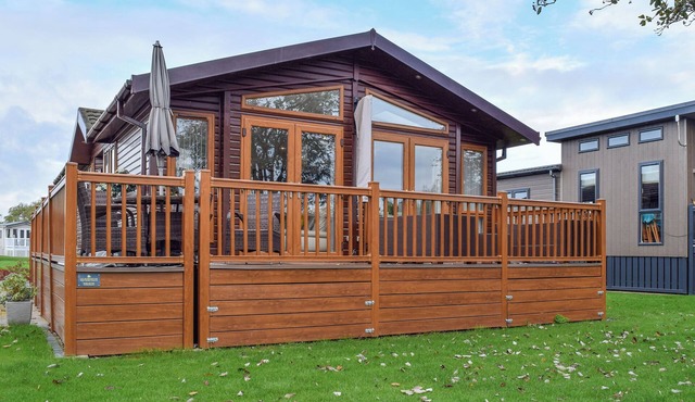 Overlooking the River Avon is this beautiful, peaceful and serene lodge.
