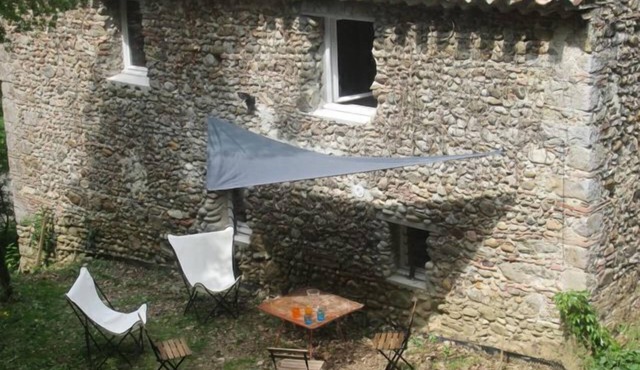 OVERLOOKING A RIVER, SHEPHERD'S COTTAGE, AUTHENTIC AND FAMILY-FRIENDLY, WIFI